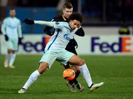Axel Witsel face à Patrick McEleney du Dundalk, lors du match du Zenit à Saint-Pétersbourg. AFP