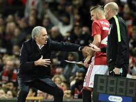 Lentraîneur de Manchester United José Mourinho parle à Morgan Schneiderlin, en Coupe de la Ligue face à Manchester City, à Old Trafford le 28 octobre 2016