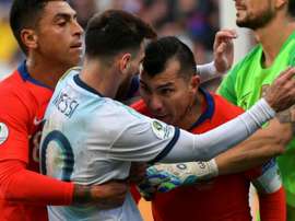 Medel recebeu o mesmo castigo de Leo Messi. AFP