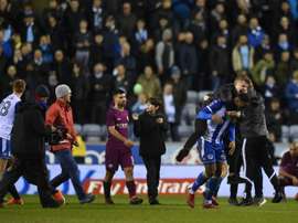 La FA acusó de mal comportamiento a City y Wigan. AFP