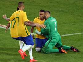 Lattaquant brésilien Neymar et ses coéquipiers fêtent leur victoire en finale du tournoi olympique face à lAllemagne, le 20 août 2016 au Maracana