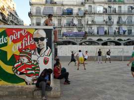 Des jeunes jouent sur un terrain dur du quartier de Bab el-Oued acquis au Mouloudia. AFP