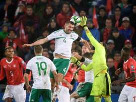 L'Irlande du Nord de Gareth McAuley contre la Suisse du gardien Yann Sommer. AFP