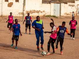 Jeunes soudanais jouant au football sur un terrain poussiéreux à Khartoum, le 28 juillet 2019. AFP