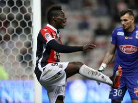 Balotelli recortó distancias para el Niza desde los once metros. AFP