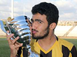 Kassem Chamkha, le 11 juin 2016 avec le trophée d'un tournoi remporté par son club Al-Ahd. AFP