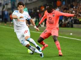 Le défenseur de l'OM Hiroki Sakai (g) à la lutte avec celui de Caen Adama Mbengue au Vélodrome. AFP