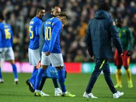 Neymar cayó lesionado en el choque ante Camerún. AFP