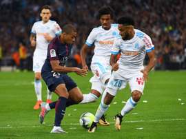 Le joueur du Paris SG, Kylian Mbappé face à Amavi lors du match contre l'OM. AFP