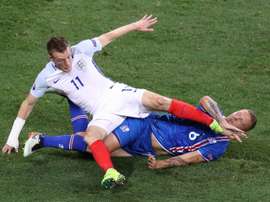 Le défenseur de l'Islande Ragnar Sigurdsson à la lutte avec l'attaquant anglais Jamie Vardy. AFP