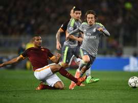 William Vainqueur, avec l'AS Rome, tente de stopper Luka Modric en Ligue des champions. AFP