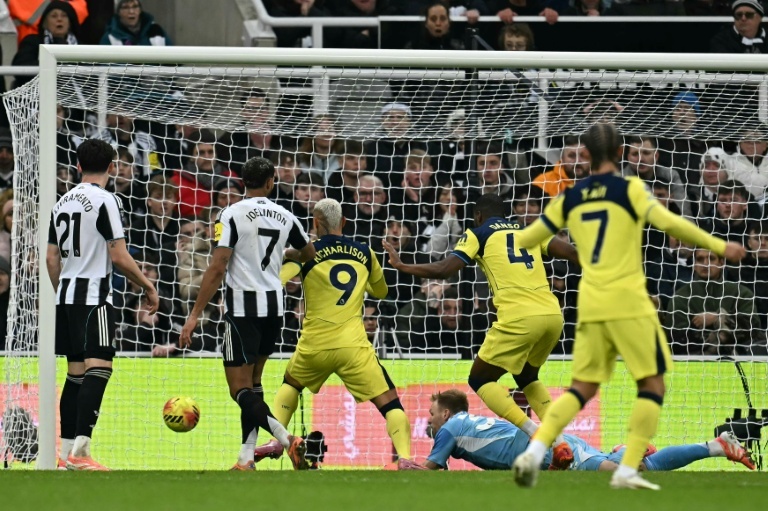 Una chilena del Cuti salva al Tottenham y condena al Newcastle