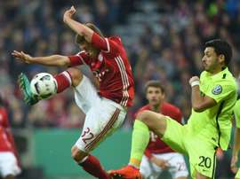 Les milieux du Bayern Munich Joshua Kimmich (G) et dAugsbourg Gojko Kacar (D) à la lutte en 16e de finale de la Coupe dAllemagne, le 26 octobre 2016 à Munich