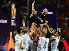 Belmadi porté en triomphe par son équipe. AFP
