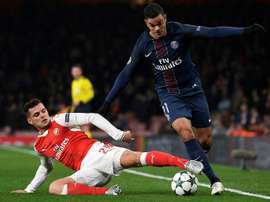 L'attaquant du PSG Hatem Ben Arfa (d) se fait tacler par le milieu suisse Granit Xhaka face à Arsenal en Ligue des champions à l'Emirates Stadium, le 23 novembre 2016