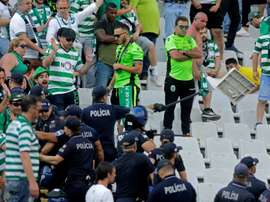 La police tente de ramener l'ordre dans les rangs des ultras du Sporting. AFP