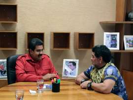 Le président Nicolas Maduro et lancienne gloire du football Diego Maradona, à Caracas. AFP