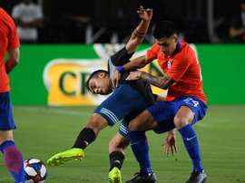 Paulo Dybala marqué par Felipe Campos du Chili. AFP