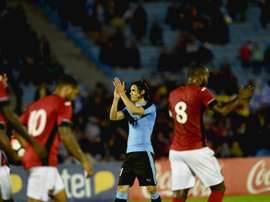 Lattaquant de lUruguay Edinson Cavani (c) réalise un doublé face à Trinité et Tobago en match de préparation à la Copa America, le 27 mars 2016