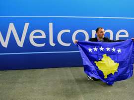 Un membre de la délégation kosovare fête ladmission à lUEFA du Kosovo, le 3 mai 2016. AFP