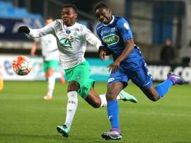 Les défenseurs de Saint-Etienne et Troyes, Rupert-Nathan Dekoke et Chris Mavinga, lors du match en 8es de finale de la Coupe de France à Troyes, le 10 février 2016
