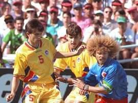 Daniel Prodan et son coéquipier Angelo Lupescu à la lutte avec le Colombien Carlos Valderrama. AFP