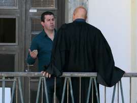 Anthony Agostini échange avec son conseil Jean-Michel Albertini. AFP