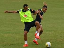 Les Brésiliens Rafael Carioca et Gabriel Jesus, lors d'un entraînement le 4 septembre 2016. AFP