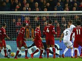 El Liverpool descarta el fichaje de Konsa. AFP