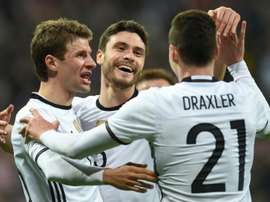 Thomas Müller, Jonas Hector et Julian Draxler célèbrent le but de Hector face à lItalie, le 29 mars 2016 à Munich