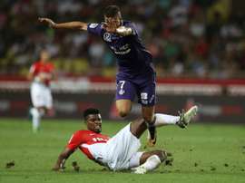 Le Toulousain Zinedine Machach taclé par Jemerson, le défenseur de Monaco. AFP