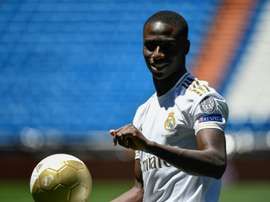 Mnedy pode chegar a ser o novo Roberto Carlos. AFP