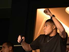 Mbappé mostrou a camisa que ganhou de presente. AFP