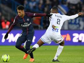 Passe para gol é com Neymar. AFP