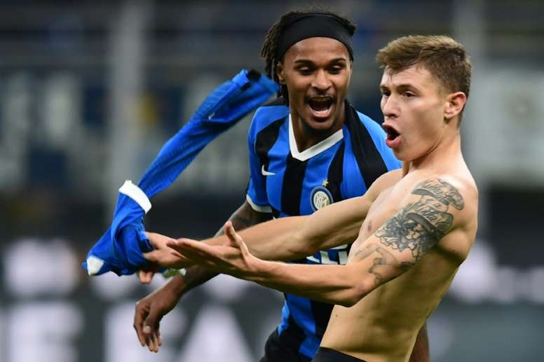 Le milieu de l'Inter Nicolo Barella (d) félicité par son coéquipier Valentino Lazaro après son but contre Hellas Vérone le 9 novembre 2019 au stade San Siro à Milan
