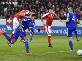 Le Suisse Stephan Lichtsteiner domine le défenseur féroïen et inscrit le 2e. AFP
