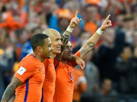 Wesley Sneijder, félicité par Arjen Robben et Memphis Depay. AFP