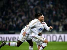 Jordan Ferri (d) fête son magnifique but face à Troyes avec son coéquipier Samuel Umtiti, le 9 ajnvier 2016 au Parc OL
