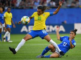 Marta entra na história e garante classificação. AFP