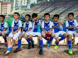 Des jeunes du Guangzhou R&F lors d'une pause. AFP