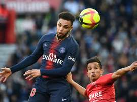 Barcelona estaria interessado no lateral do PSG Layvin Kurzawa. AFP