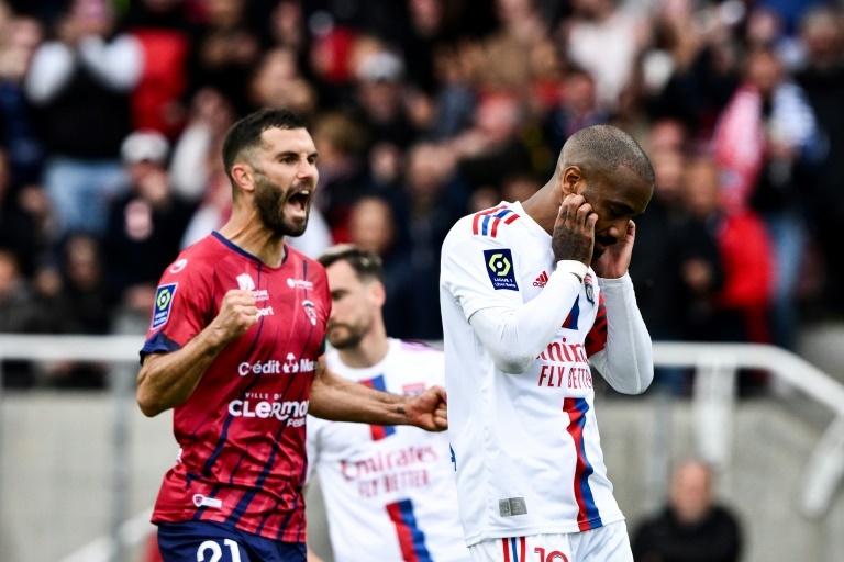 El Lyon se tropieza en la carrera por Europa