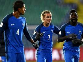 Raphaël Varane, Antoine Griezmann et Samuel Umtiti sur la pelouse du stade de Sofia. AFP