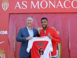 La recrue de Monaco, le défenseur brésilien Jorge, avec le président du club Vadim Vasilyev. AFP