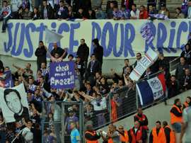 Les supporters de Toulouse brandissant une banderole . AFP