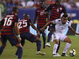 Le joueur du Salvador, Darwin Ceren, face à plusieurs joueurs des Etats-Unis. AFP