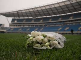 Un bouquet de roses blanches en hommage au footballeur international ivoirien Cheick Tioté. AFP