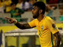 Lattaquant de Santos, Gabriel, célèbre un but inscrit contre Haïti au premier tour de la Copa América 2016, au Camping World Stadium dOrlando, en Floride, le 8 juin 2016