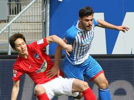 Kevin Volland (d) de Hoffenheim devant Genki Haraguchi (g) du Hertha, le 16 avril 2016. AFP