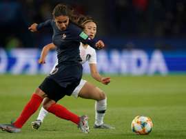 La défenseure de la France Amel Majri (g) lors du match face à la Corée du Sud. AFP
